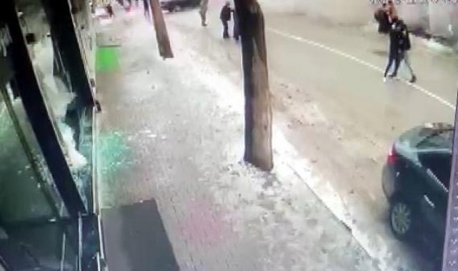 Elbistan depreminde 3 kişinin yıkılan bina altında kalma anı kamerada