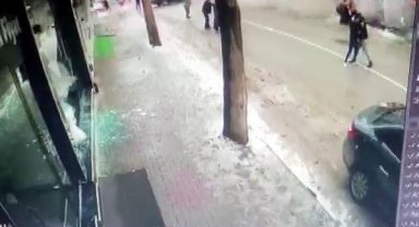 Elbistan depreminde 3 kişinin yıkılan bina altında kalma anı kamerada