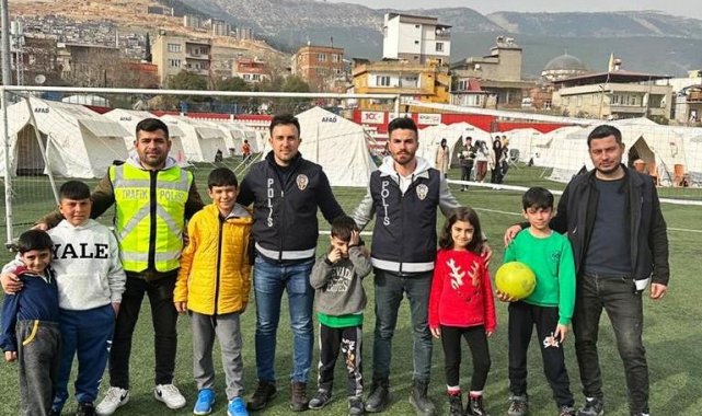 Emetli polis memurları Kahramanmaraş'ta depremzede çocuklarla top oynadı