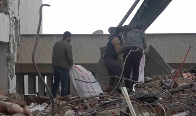 Enkaz altında ticari umut: Esnaflar ürünlerini molozların arasından çıkarıyor