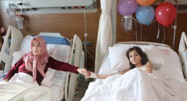 Enkazda 2 çekyat arasında yaşam mücadelesi veren Zümra ve annesine pasta sürprizi