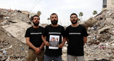 Enkazda ve hastanelerde bulamadıkları yakınlarını sokak sokak arıyorlar
