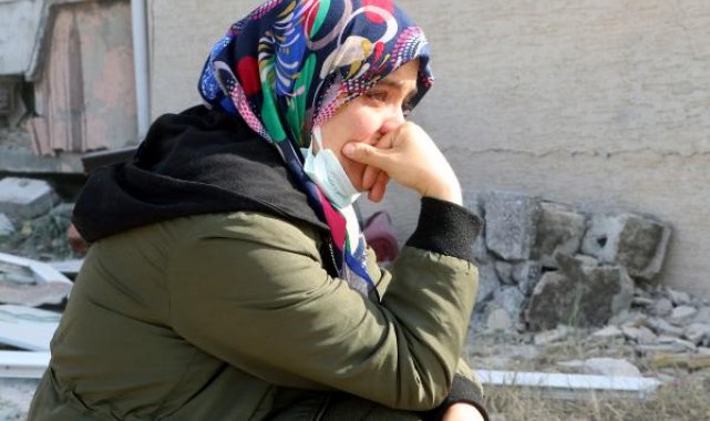 Enkazda hatıralarını arayan Sabahat: Küçük bir fotoğraf bile bizim için servet olurdu