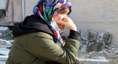 Enkazda hatıralarını arayan Sabahat: Küçük bir fotoğraf bile bizim için servet olurdu