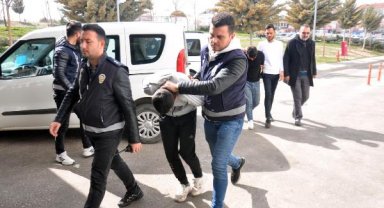 Enkazdaki polisin silahını çalıp satmaya çalışan şüpheli yakalandı