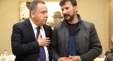 Enkazdan 162'nci saatte sağ çıkarılan Cengiz, kurtarıcıları ile buluştu