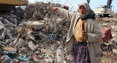 Enkazdan 20 günlük torunu sağ çıkarıldı, ölen oğlu ve ailesinin hatıralarını bekliyor