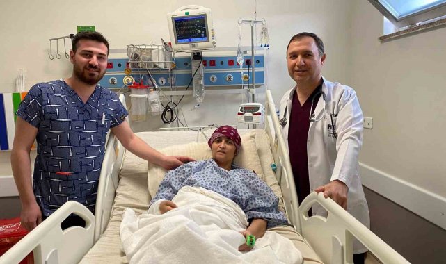 Enkazdan çıkartılan depremzede 54 günlük yaşam mücadelesini kazandı