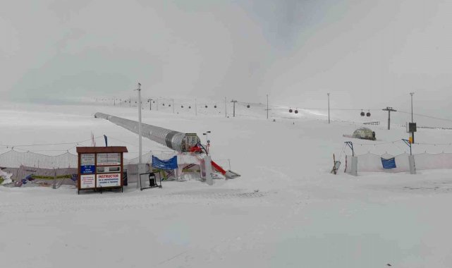 Erciyes'te kar yağışı turizmcileri sevindirdi