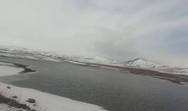 Eriyen kar suları gölet oluşturdu