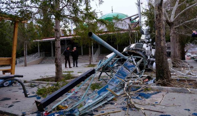 Erzincan'da fırtına minareyi devirdi, çatıları uçurdu