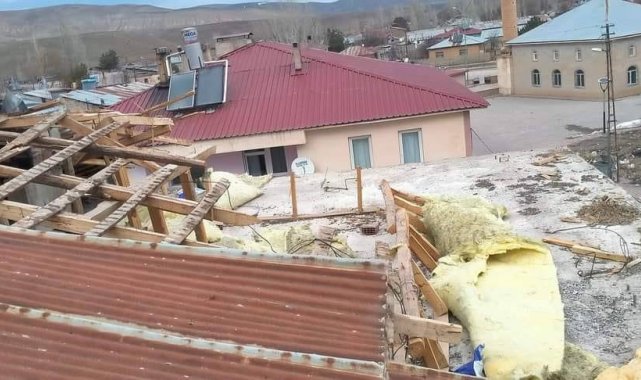 Erzincan'da fırtına sonrası oluşan hortum çatıları uçurdu