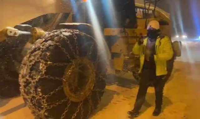 Erzincan'da kar; ulaşım olumsuz etkilendi, TIR'lar yolda kaldı