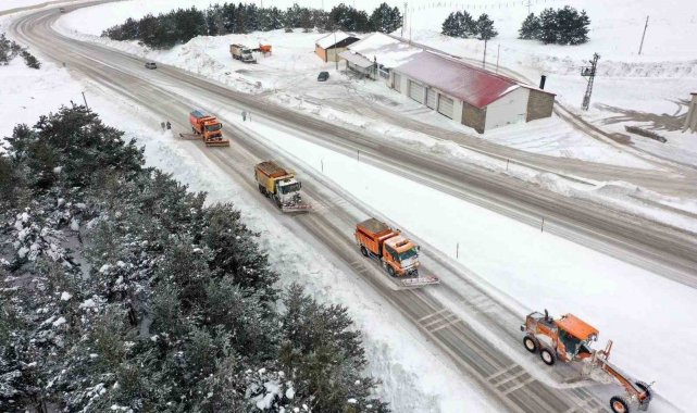 Erzincan'da kar ve tipiden 135 köy yolu ulaşıma kapandı