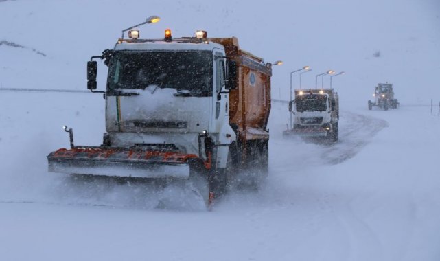 Erzincan'da kar ve tipiden kapanan 135 köy yolundan 109'u ulaşıma açıldı