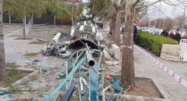 Erzincan'da kuvvetli rüzgar; minare yıkıldı, okulun çatısı uçtu
