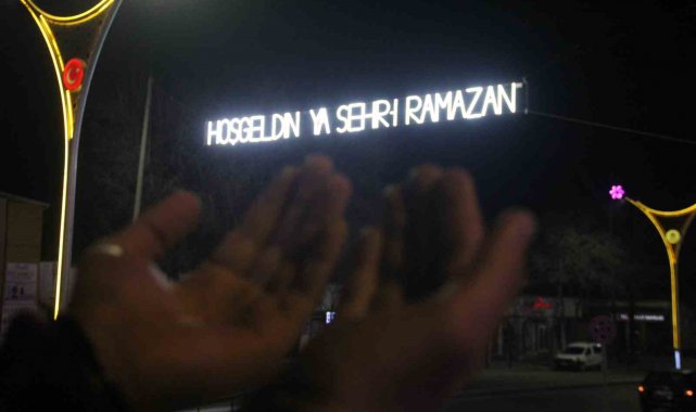Erzincan'da mahyalar caddeleri süslüyor