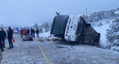 Erzincan'da otobüs devrildi: 2 ölü, 21 yaralı