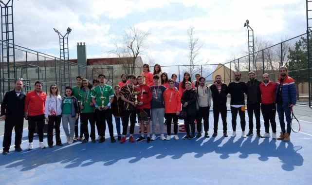 Erzincan'da tenisin birincileri belli oldu