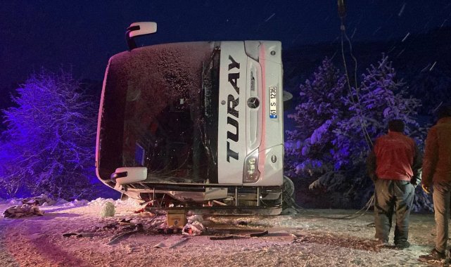 Erzincan'da yolcu otobüsü şarampole devrildi: 2 ölü, 21 yaralı