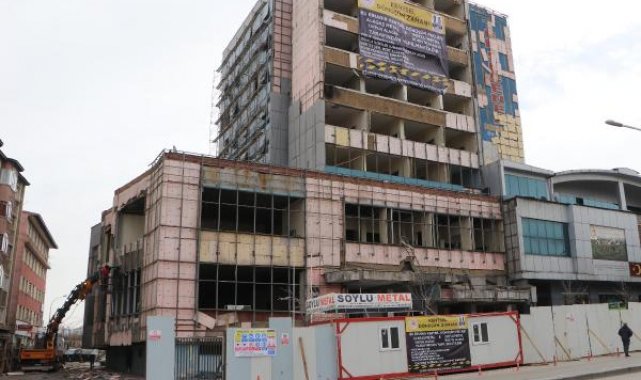Erzurum'da riskli 47 yıllık bina yıkılıyor