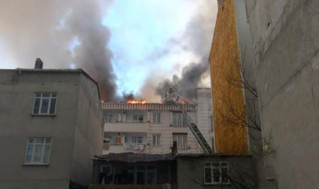 Esenyurt'ta 5 katlı binanın çatısındaki yangın bitişikteki binalara sıçradı