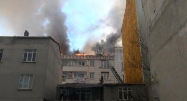 Esenyurt'ta 5 katlı binanın çatısındaki yangın bitişikteki binalara sıçradı