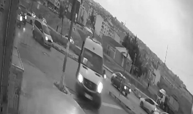 Esenyurt'ta kapısı açık minibüsten düşen kadın ve çocuğu ölümden döndü