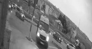 Esenyurt'ta kapısı açık minibüsten düşen kadın ve çocuğu ölümden döndü