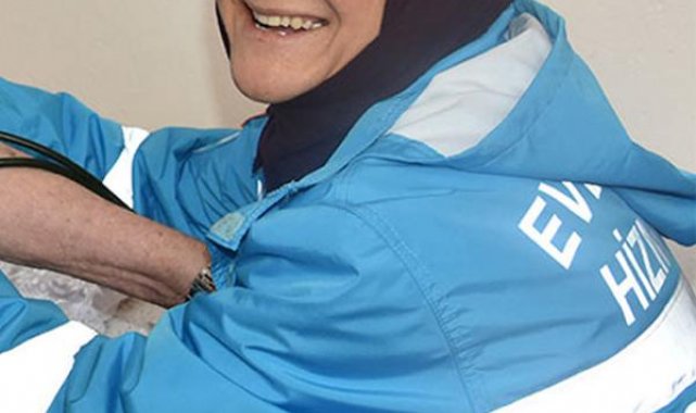 Eşini öldürdükten sonra öpüp, çekyatın üzerinde sızmış
