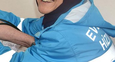 Eşini öldürdükten sonra öpüp, çekyatın üzerinde sızmış