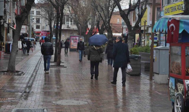 Eskişehir güne yağmurla uyandı