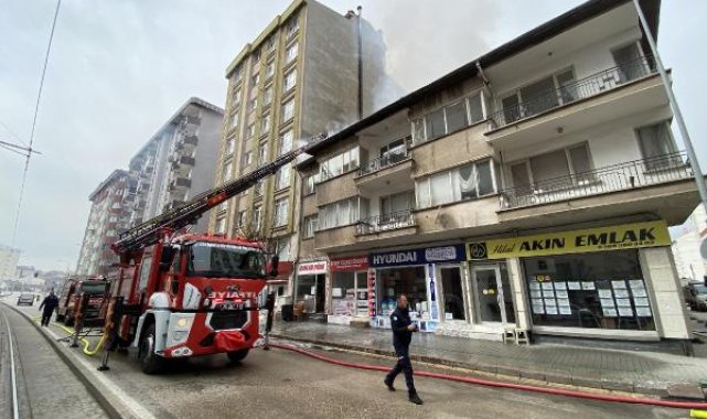 Eskişehir'de 3 katlı binada yangın