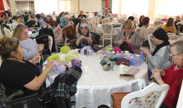 Eskişehirli kadınlar, depremzedeler için örüyor