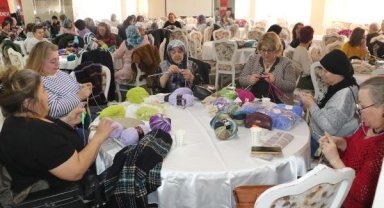 Eskişehirli kadınlar, depremzedeler için örüyor