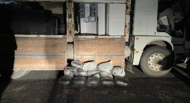 Ev eşyası yüklü kamyonda, buzdolaplarının içinden 81 kilo uyuşturucu çıktı