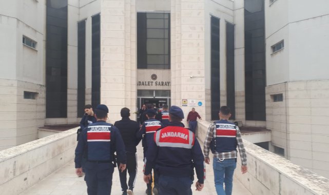 Ev soyan 3 şüpheli jandarmadan kaçamadı
