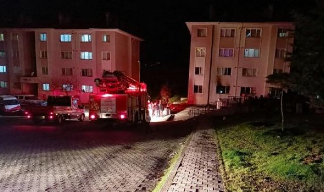Evinin yandığını görünce bıçakla kendisine zarar verdi: 3 yaralı