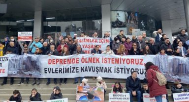 Evlerini teslim etmeyen inşaat şirketini protesto ettiler