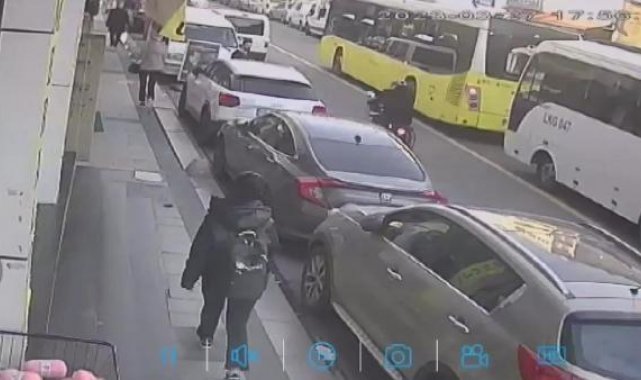 Eyüpsultan'da motosikletli iki saldırgan kaldırımda yürüyen kadını silahla yaralandı