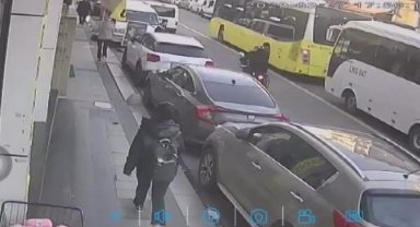 Eyüpsultan'da motosikletli iki saldırgan kaldırımda yürüyen kadını silahla yaralandı