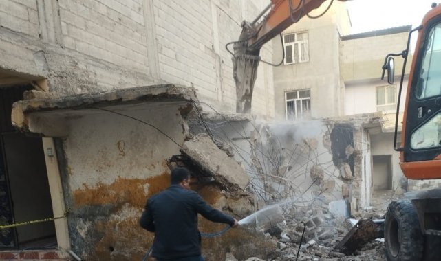Eyyübiye'de ağır hasarlı yapılar yıkılıyor