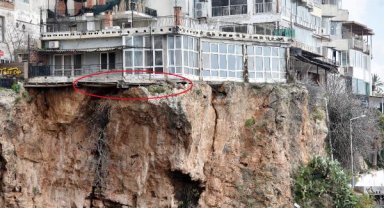 Falezlerde yarık oluşan kaya üzerine 'ev'