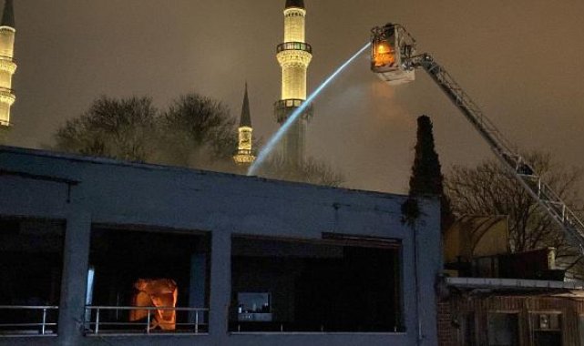 Fatih'te 3 katlı metruk binanın çatısı alev alev yandı