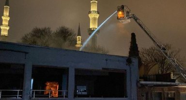 Fatih'te 3 katlı metruk binanın çatısı alev alev yandı