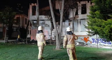 Fatih'te 3 katlı tarihi bina kısmen çöktü