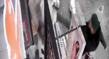 Fatih'te kadın iç çamaşırı giydirilen cansız mankenlere tekmeli saldırı