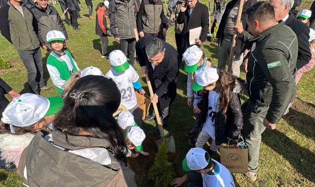 Fidanlar deprem şehitleri için toprakla buluşturuldu