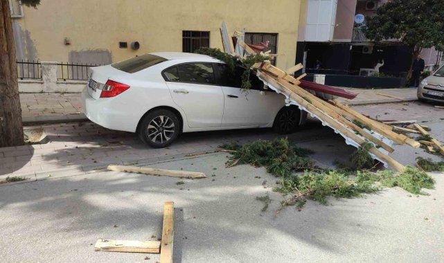Fırtına evlerin çatısını uçurdu, araçlar hasar gördü