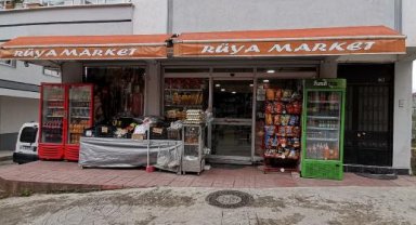 Fırtınada sürüklenen cips standının peşinden koştu